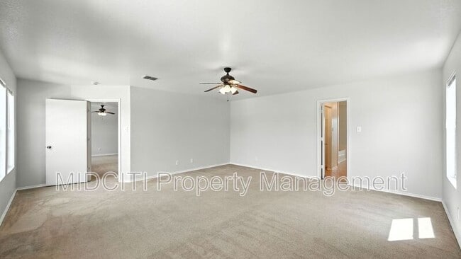 Building Photo - 209 Hinge Loop