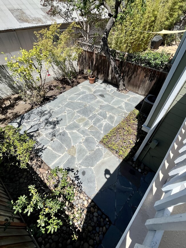 Building Photo - 185 Easy St