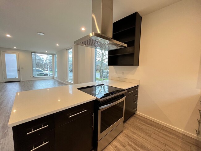 Building Photo - Beautiful 2Bed + 2.5Bath Modern Home Locat...