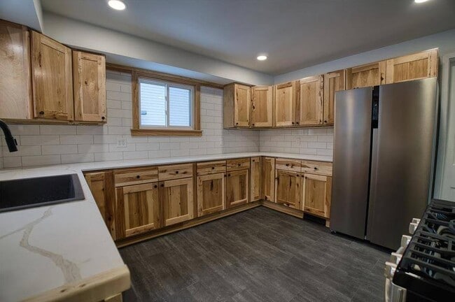 Building Photo - 1702 Lake St