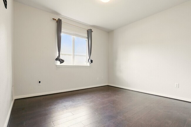 Building Photo - 303 Burris Park Dr