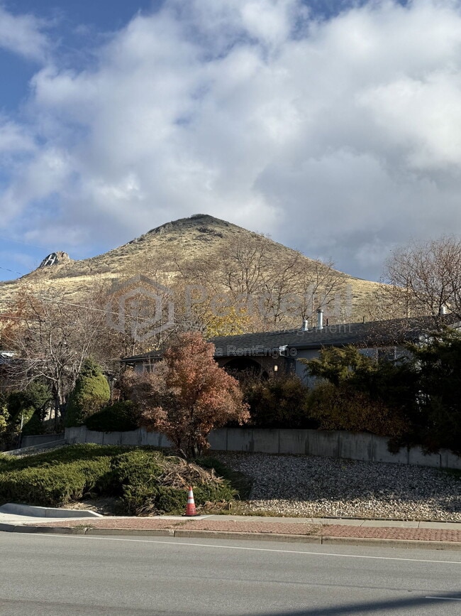 Building Photo - 2025 Broadmoor St S