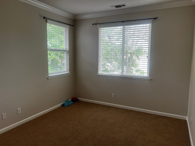 Building Photo - Large, Beautiful Shadow Lakes Home in Court Location