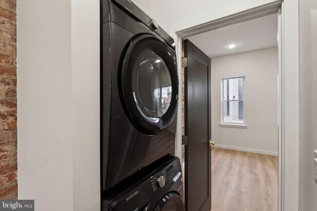 Building Photo - 1544 S Bambrey St