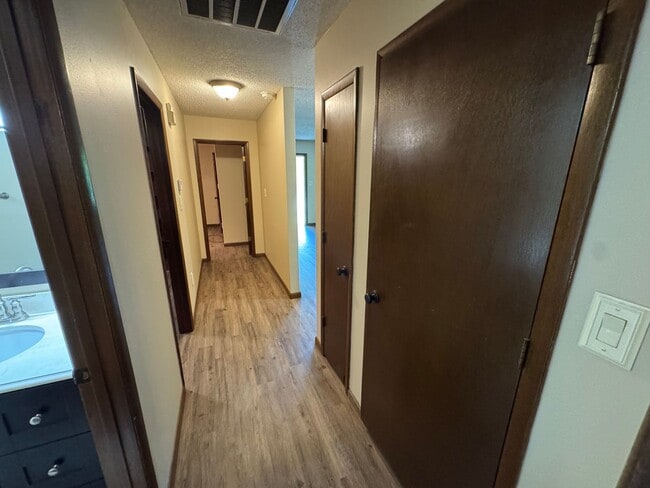 Building Photo - 3 bedroom 2 bath Springfield Home located ...