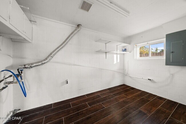 Building Photo - 1528 Oak Ave