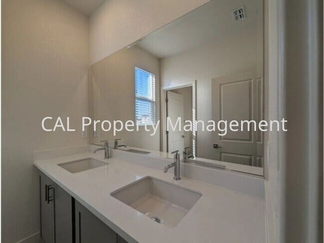 Building Photo - Beautiful 5 Bedroom Home in Hollister