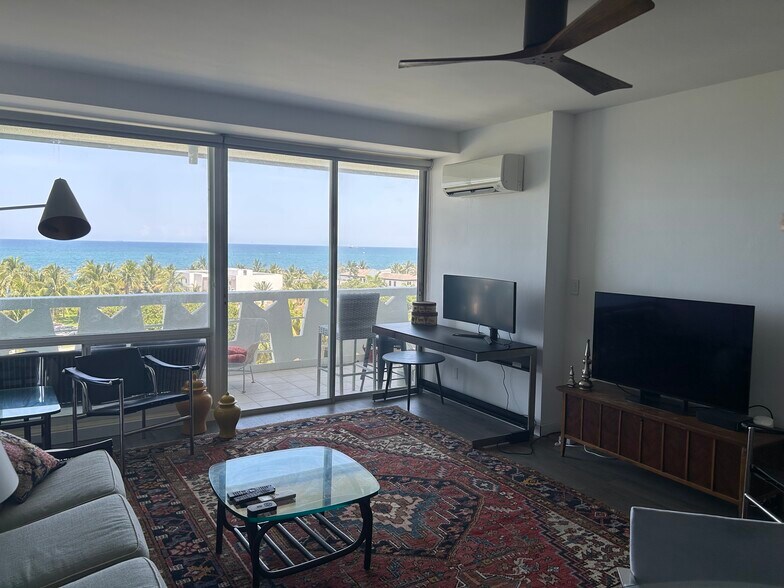 Living room - 2840 N Ocean Blvd
