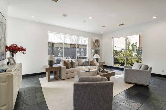 Building Photo - 162 Vieux Carre Dr