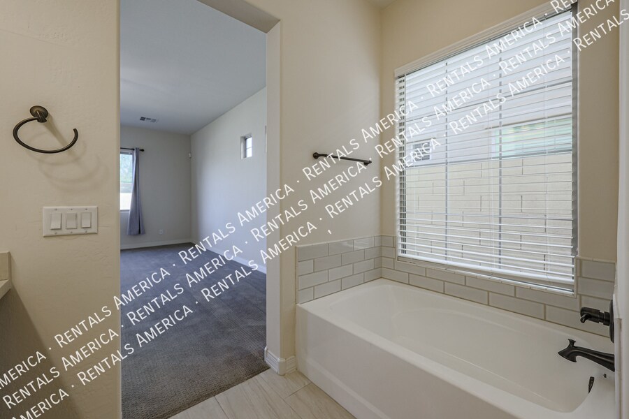 Building Photo - 2322 W Sierra Vista Dr