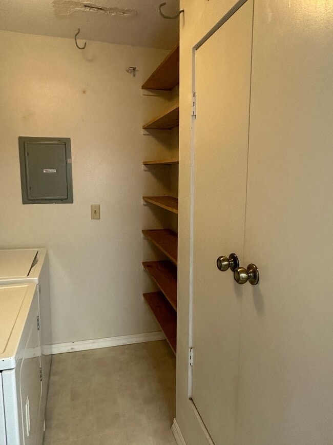 Building Photo - 3 Bedroom/1.5 Bath w/partial Mountain Views