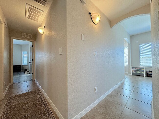 Building Photo - East El Paso 4 bed/ 2 Bath Refrig A/C Home