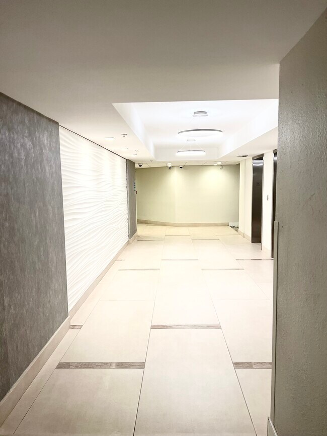 Building Photo - 3001 S Ocean Dr
