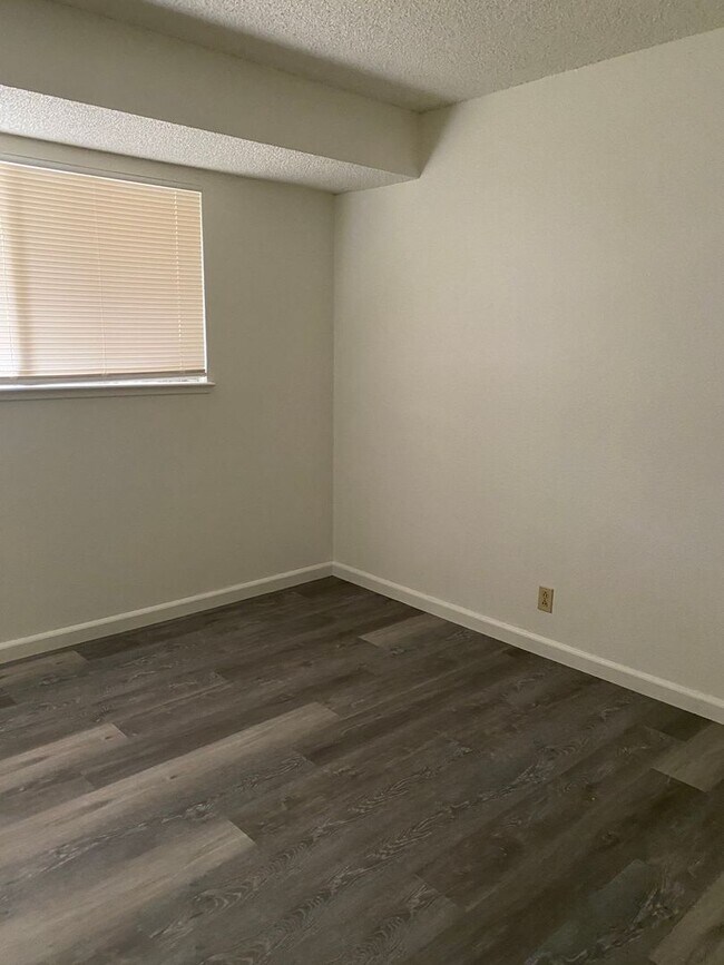 Building Photo - Charming 2 bedroom home