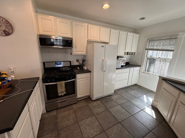 Building Photo - 1420 E 5th Ave