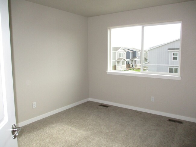 Building Photo - Brand New Berthoud Property facing the Mou...
