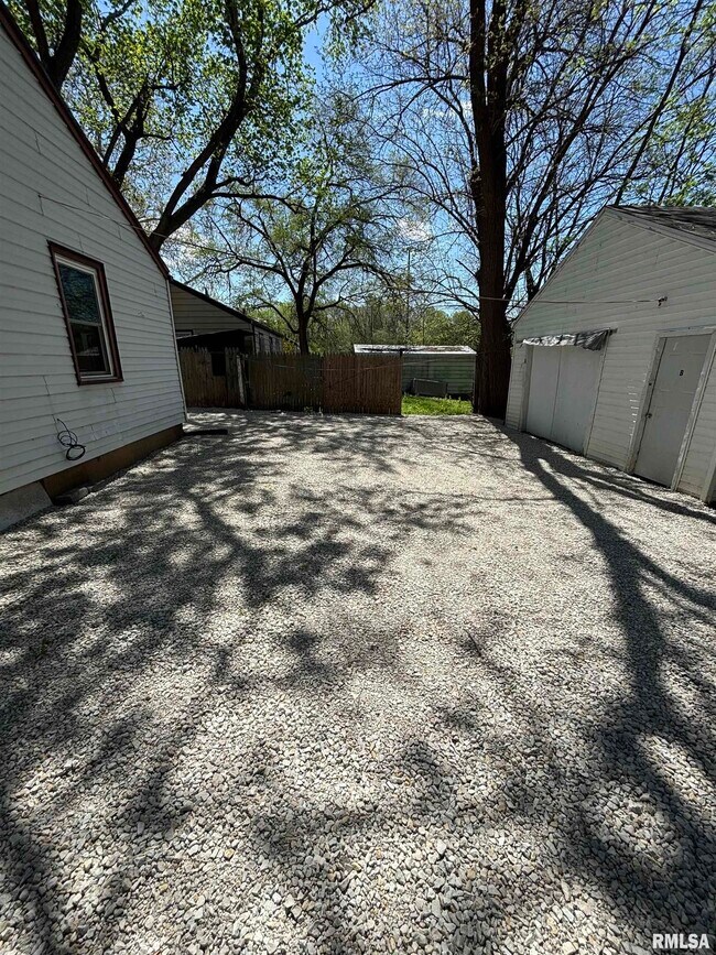 Building Photo - 1703 N Valley Ave