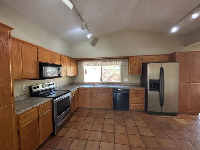 Building Photo - 3 Bedroom 2 Bath 8th and Dobson Mesa