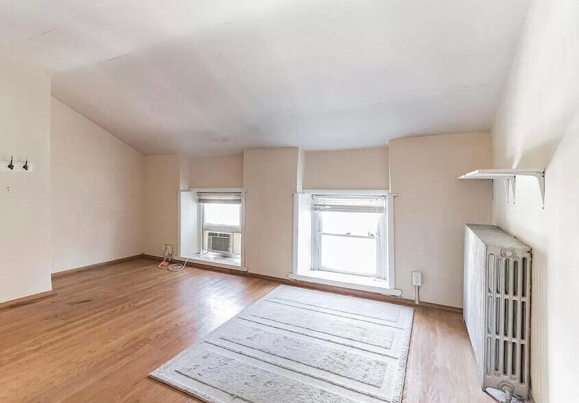 Building Photo - 160 Roxborough Ave