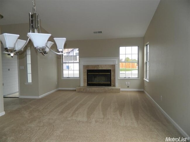Building Photo - REDUCED!! Huge 3 Bedroom 2.5 Bath Corner L...