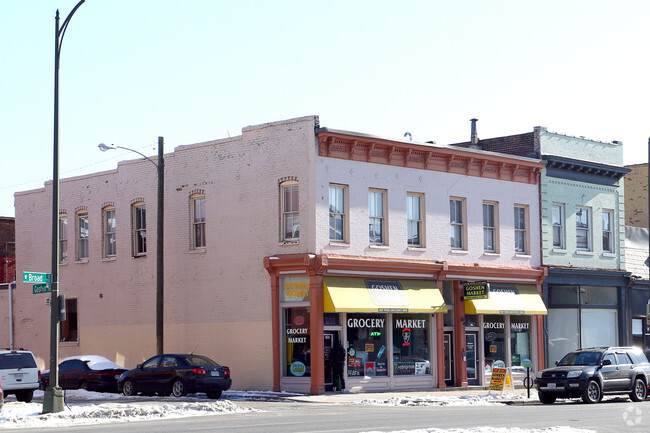 Building Photo - 824 W. Broad St.