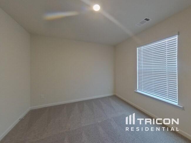 Building Photo - 928 Hesston Dr