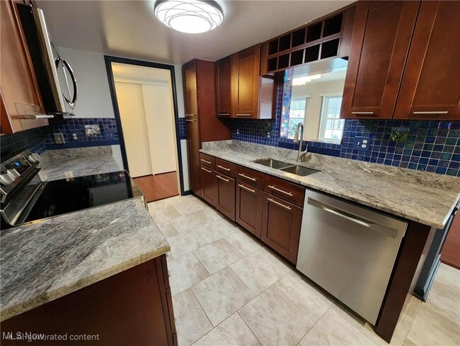 Building Photo - 6960 Carriage Hill Dr