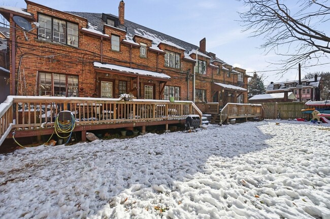 Building Photo - 2 Bedroom, 2 Bath Townhome located directly across from Franklin Park Conservatory