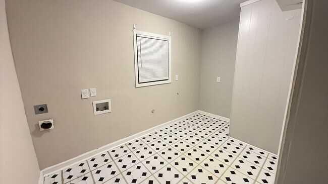 Building Photo - Charming 4 bedroom 2 bath home in Oakhaven