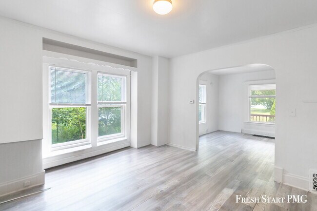Building Photo - Charming 3-Bedroom Home with Spacious Livi...