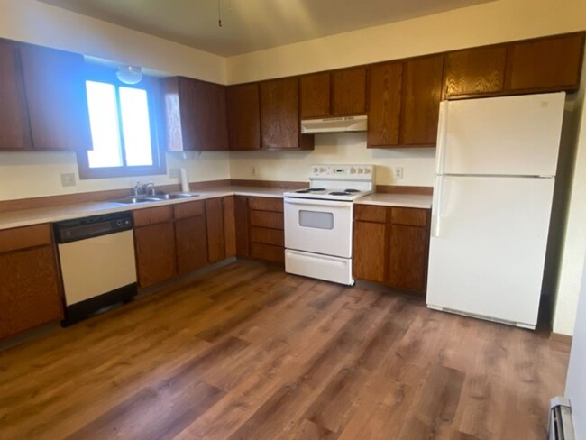 Building Photo - Bright & Roomy 2 Bedroom Apartment in Gree...