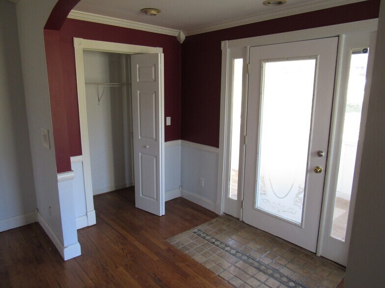 beautiful entry, coat closet, and plenty of windows to let in natural light - 1273 W Wylie Bridge Rd