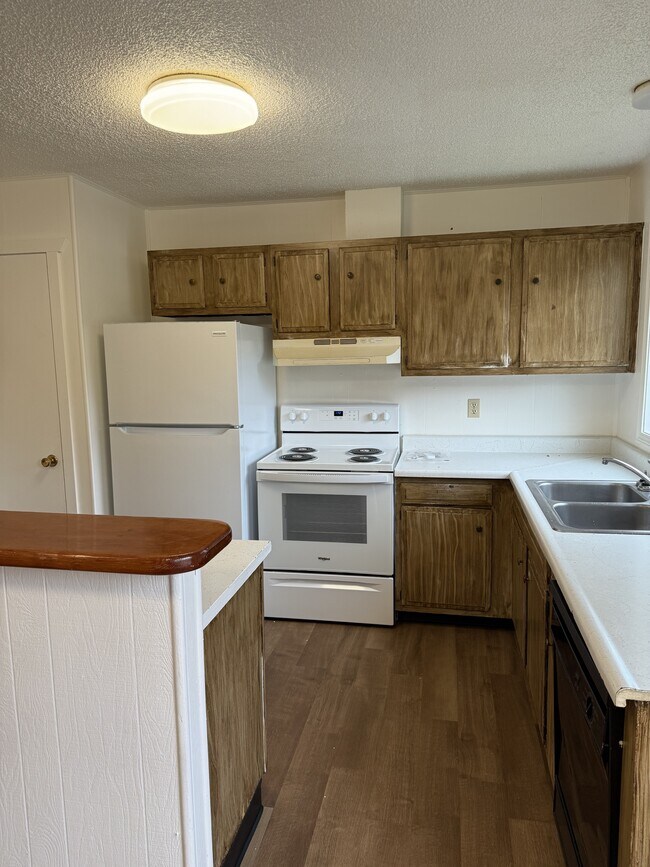 Building Photo - 100 B St