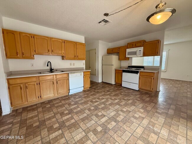 Building Photo - 12118 Royal Woods Dr