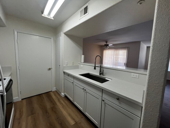Building Photo - Beautiful Condo with Dual Master Bedrooms ...