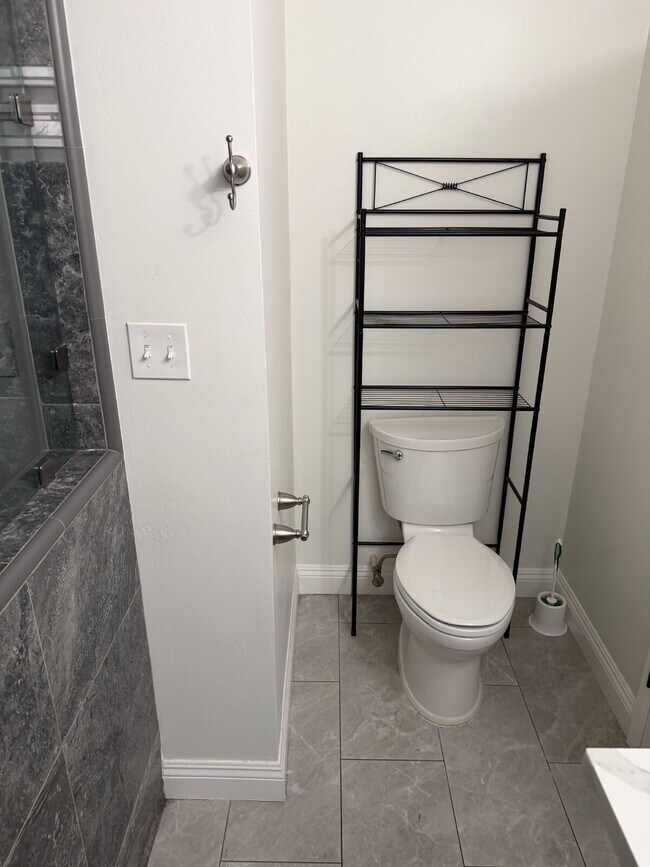 Building Photo - Bright, Beautiful & Fully Updated 3-Bed, 2-Bath Home with Modern Finishes