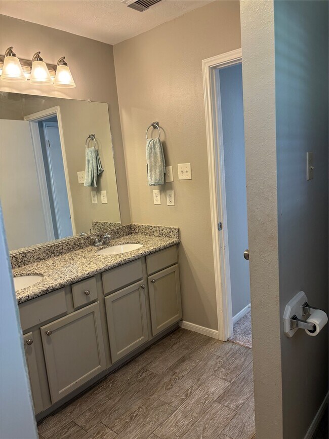 Building Photo - 1702 Oak Ridge Dr