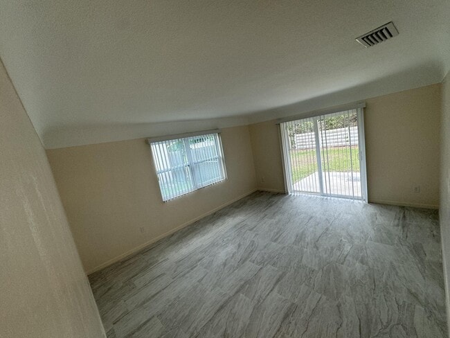 Building Photo - 970 Butia St