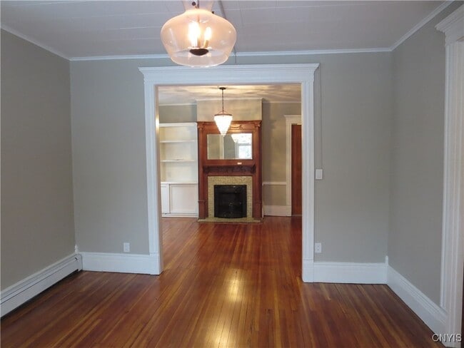 Primary Photo - 1725 James St