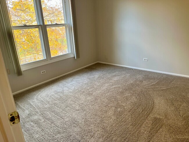 Building Photo - 240 Southwick Ct