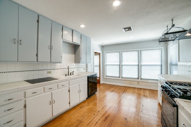 Building Photo - 244 Halcyon Pl