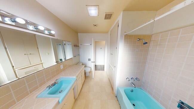 Building Photo - Large 7 Bedroom house on Dorothy - Steps off Campus!!