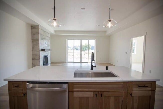 Building Photo - Luxury Townhome in Quiet Neighborhood