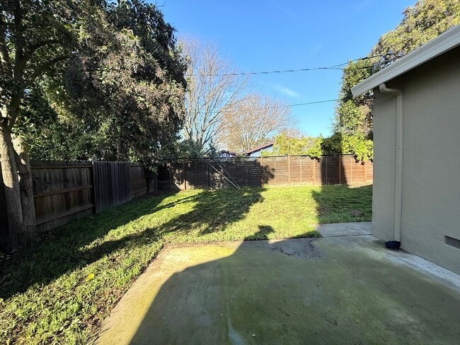 Building Photo - 1725 Albion Pl