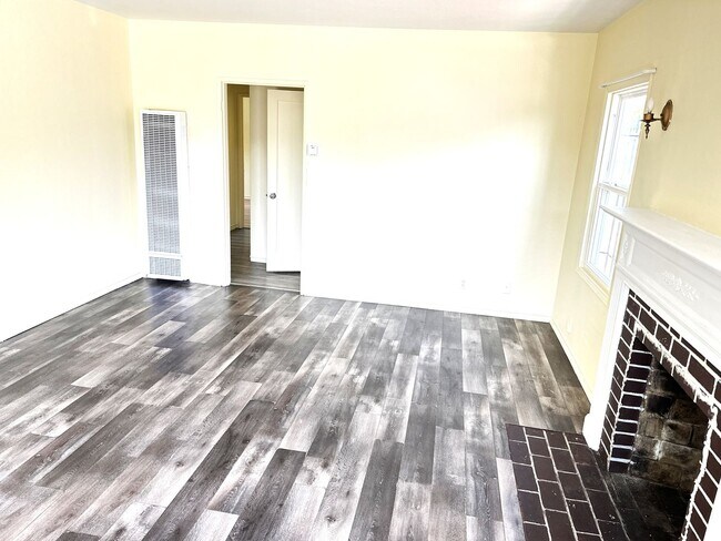 Building Photo - 2 BED/1 BATH/Home For RENT! Cozy, and Char...
