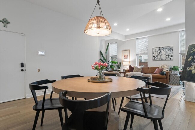 Building Photo - 1667 N Bissell St