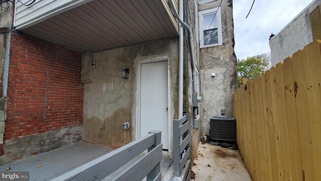 Building Photo - 1819 N Judson St