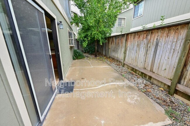 Building Photo - 4718 E Alamos Ave