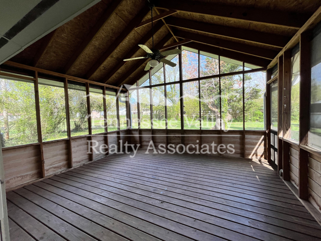 Building Photo - STUNNING 3 BED/2 BATH with Amazing Outdoor...