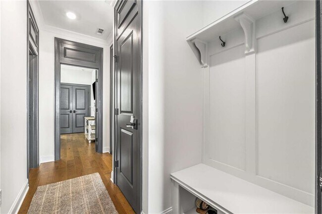 Building Photo - 520 Walden Glen Ln